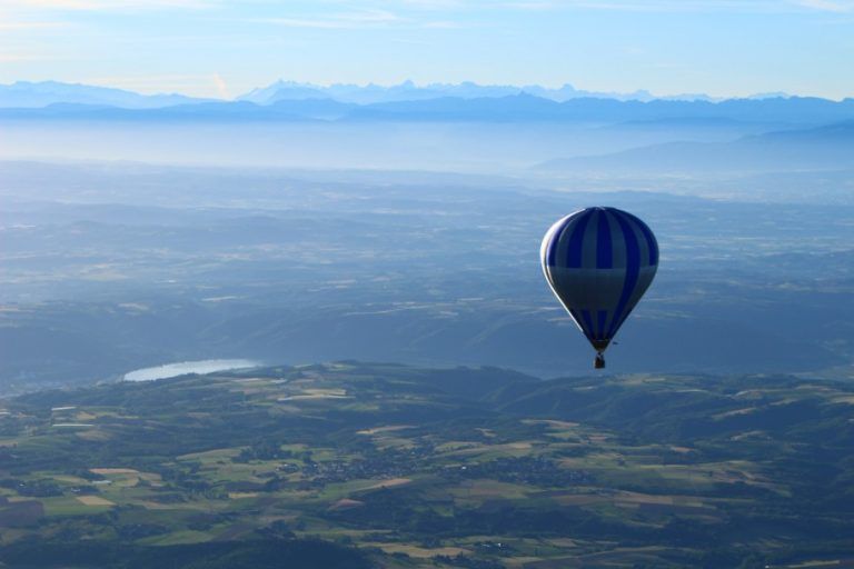 VizitmeFr's tweet photo. Baptême de montgolfière en Ardèche, avec vue sur le Mont Blanc https://t.co/bC5Zn1rX79 https://t.co/O9WkWQZRnU