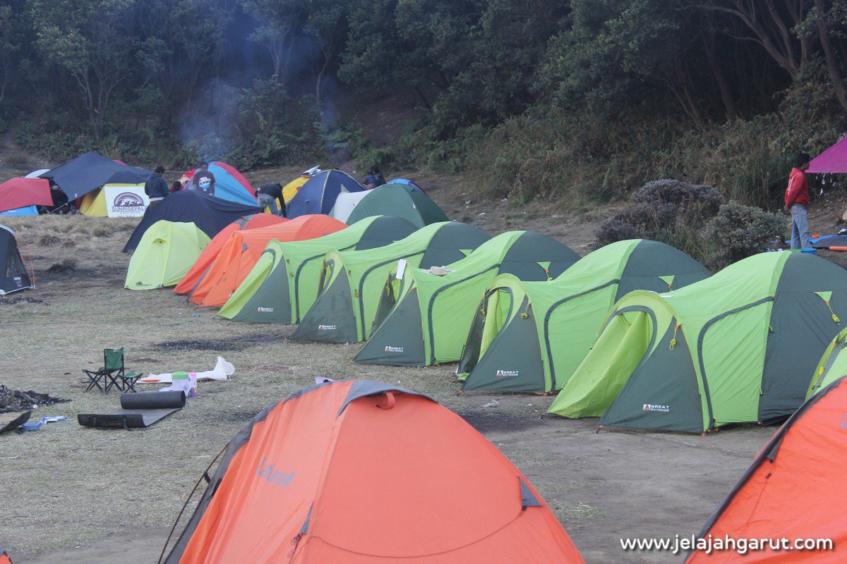 Kangen camp banyakan gini di Gunung Papandayan Garut. Semenjak tiketnya naik belum lagi bawa tenda banyak2 ke Papandayan, paling dua - tiga tenda, tapi yah, Alhamdulillah saja :)