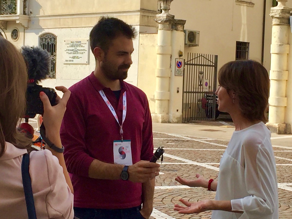 lapiumabluita's tweet photo. 🎬 #Backstage | @lapiumabluita chiede a Deborah @dPiovan #unasoladomanda: qual è la lezione più importante della tua vita?
La sua risposta qui▶️https://t.co/xETTHs7SWy
#lapiumablu #spiccareilvolo #tedxspeaker #tedxrovigo2017 #TimeOnMars @TEDxRovigo @LoveMktg_ITA https://t.co/3EkrxGKxU8
