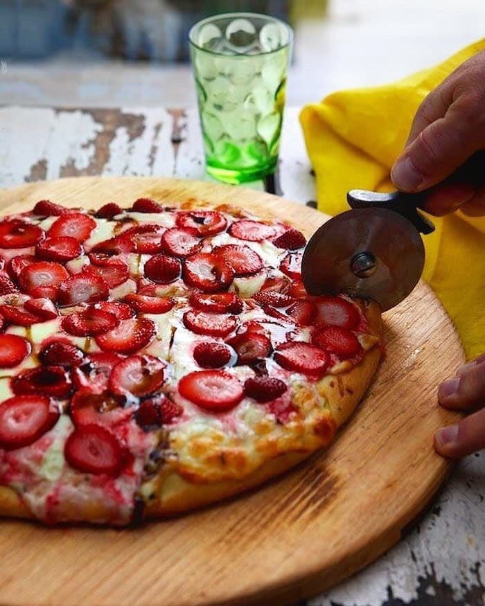 auronplay's tweet photo. Iba a poner en tuit de "buenos días" y tal cargado de amor, pero he visto que existe la pizza con fresas y ahora mismo es que sólo quiero ver el mundo arder me han jodido el día pero qué puta mierda es esta BASTA DE ECHAR COSAS QUE NO PEGAN NADA EN LA PIZZA JODER HOSTIA https://t.co/lt94NA1wjD