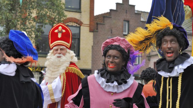DeSpeld's tweet photo. Kritiek op personeelsbeleid Sinterklaas: ‘Pieten pikken onze banen in’ - Goedkope Spaanse seizoensarbeiders verdringen Nederlandse hulpjes https://t.co/c49QZwuqS7 https://t.co/fd5Dm0jdnd