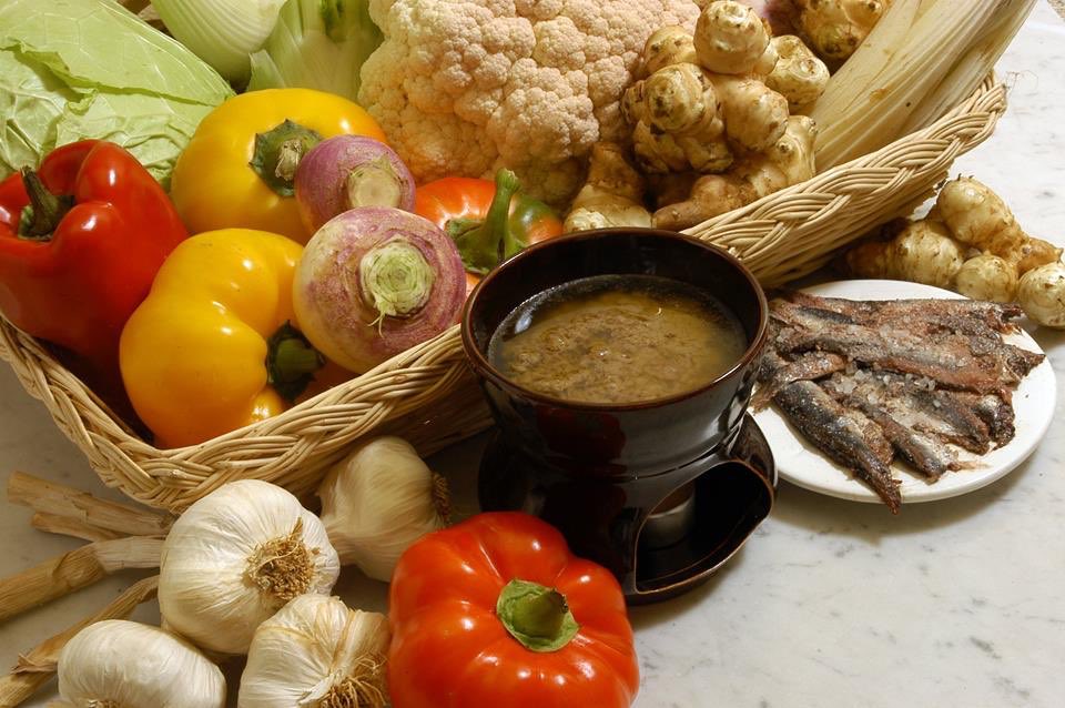 WineNewsIt's tweet photo. L’amata #BagnaCauda, #salsa #calda #aglio #olio e #acciughe in cui intingere #verdure di #stagione simbolo della #tradizione #gastronomica #secolare #piemontese, celebrata in tutto il mondo col #BagnaCaudaDay (24-26 novembre), evento #AssociazioneCulturaleAstigiani https://t.co/Mnp24T1gZ3