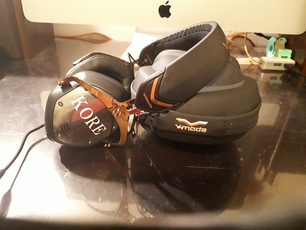 KORE1225's tweet photo. Rebecca、UTUw/the bandお揃いでV-Modaの高性能ヘッドフォンをゲット！ノーマル/Blue tooth兼用で、最初からとても良い音ですが、エージングされてさらに良くなるのが楽しみ！特製ネームプレート/ロゴ入りです。 https://t.co/LCNT2c32m3