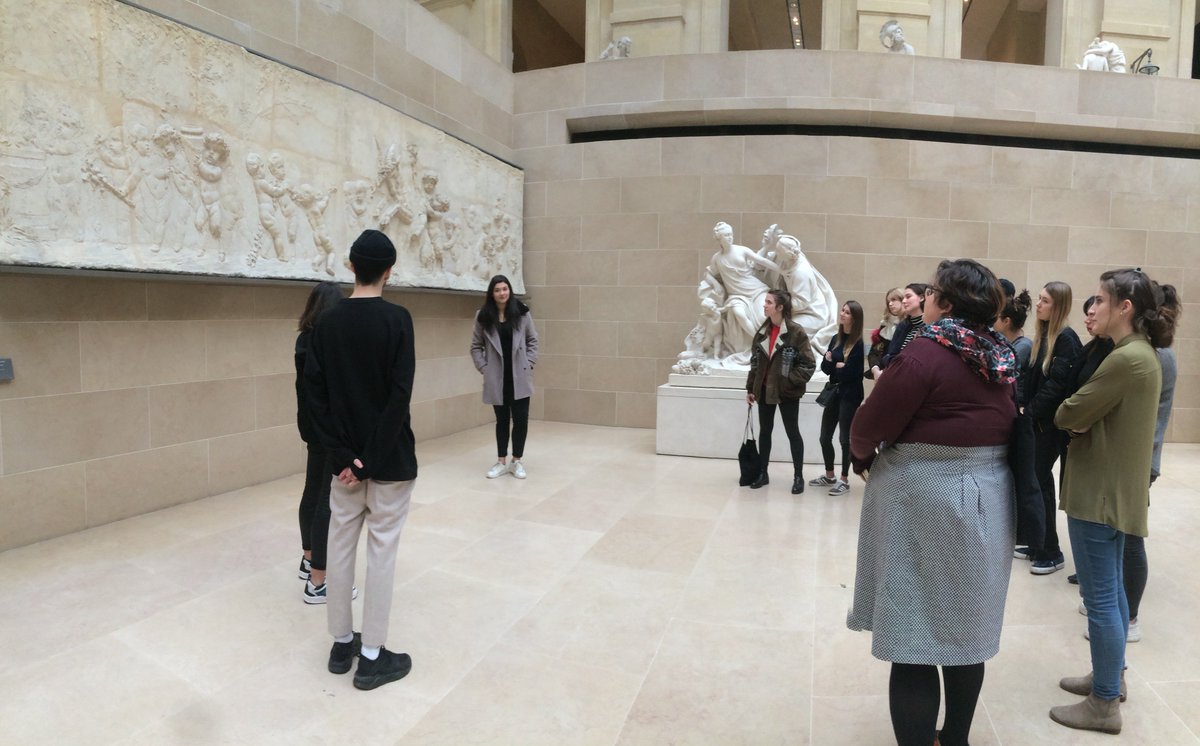 DelphineMulot's tweet photo. Et c'est parti ! Rendez-vous hebdomadaire pour les étudiants @Icart_Paris au  @MuseeLouvre en vue des #joplouvre #mediation #nocturnedulouvre https://t.co/kU2nwpOlbu