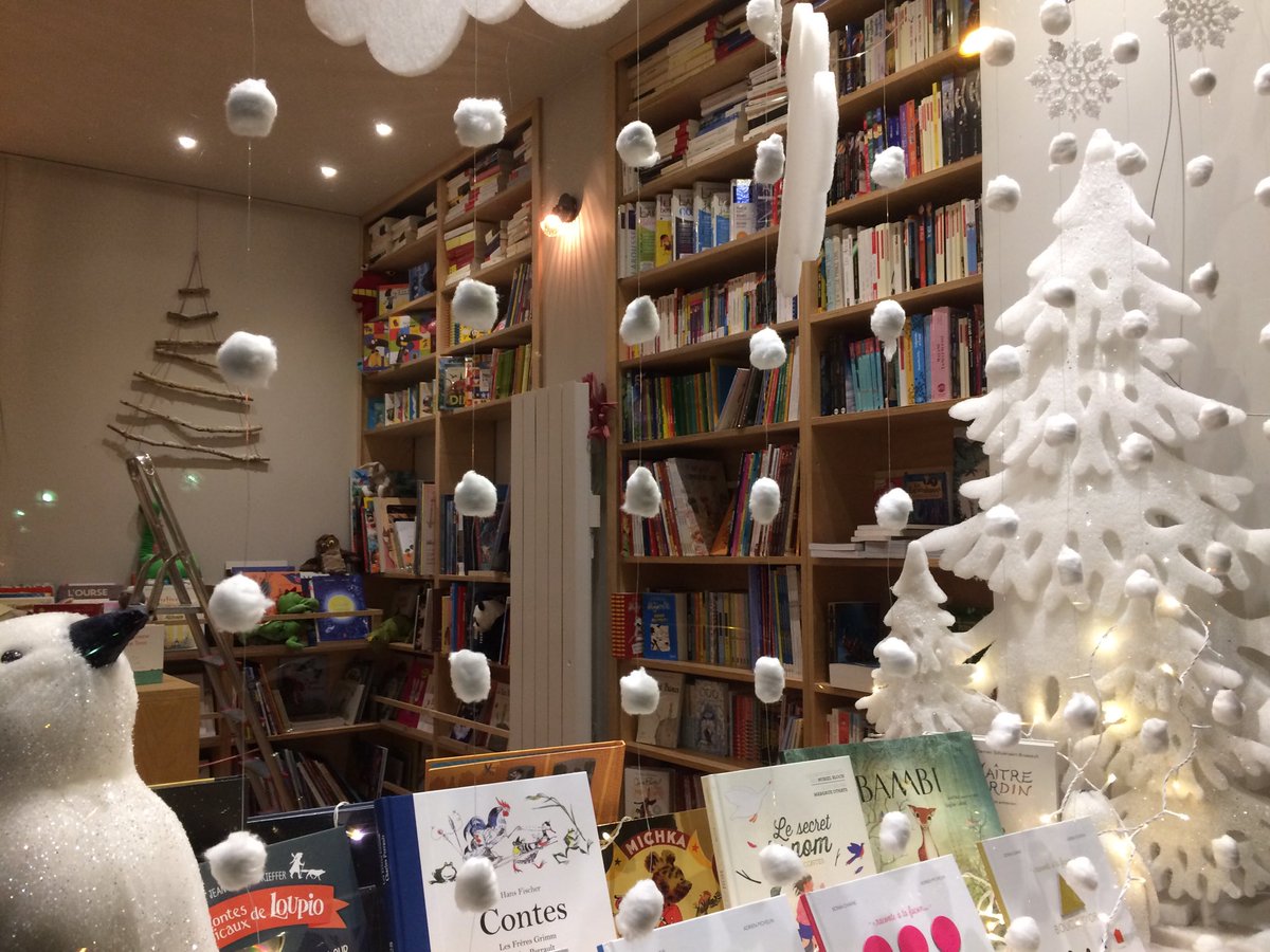 Comme1orange's tweet photo. Comme une orange est fière de vous faire découvrir sa vitrine de Noël 🎄 #librairie #paris17 https://t.co/znBBKQtQm8