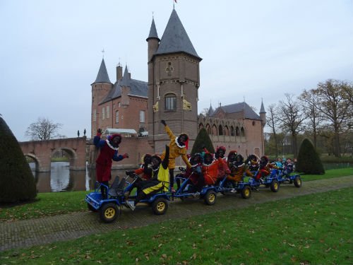 ★ SPEURNEUZEN opgelet! De Sint logeert op Kasteel Heeswijk! De Pieten maken er een dolle boel van en daarom zoekt Sinterklaas een rustig plekje op het kasteel. Weet jij waar? Speur je mee? We kunnen je hulp goed gebruiken! ➤ bit.ly/2hJqHvF