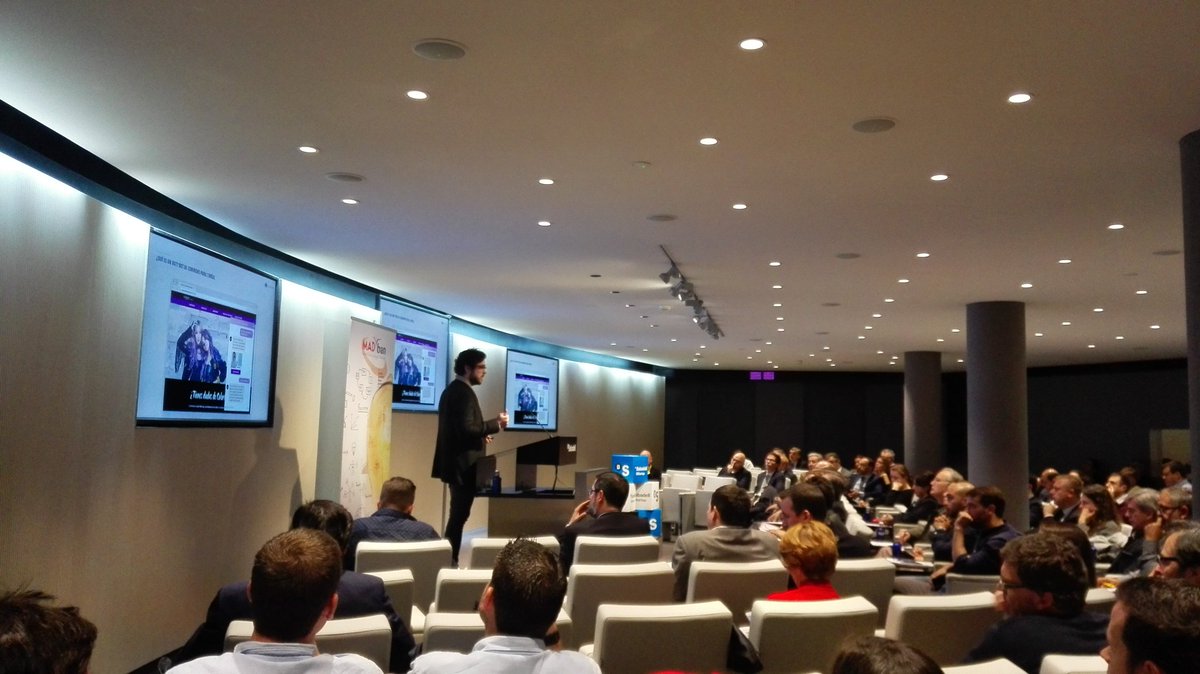 MADban_ES's tweet image. Álvaro Mata presenta @hellocommons en #ForoMADban, la plataforma BOT que permite crear productos conversacionales complejos. Muy útil!