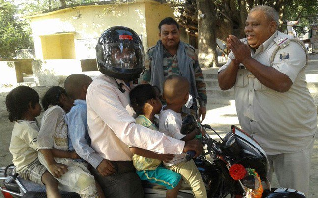 rnapoint's tweet photo. Bihar cop requests man to follow traffic with folded hands
Know @ https://t.co/hYluOQhGgZ
#Bihar #TrafficRules #BiharCop #India #Gismaark #rnapoint https://t.co/idhmlY0puP