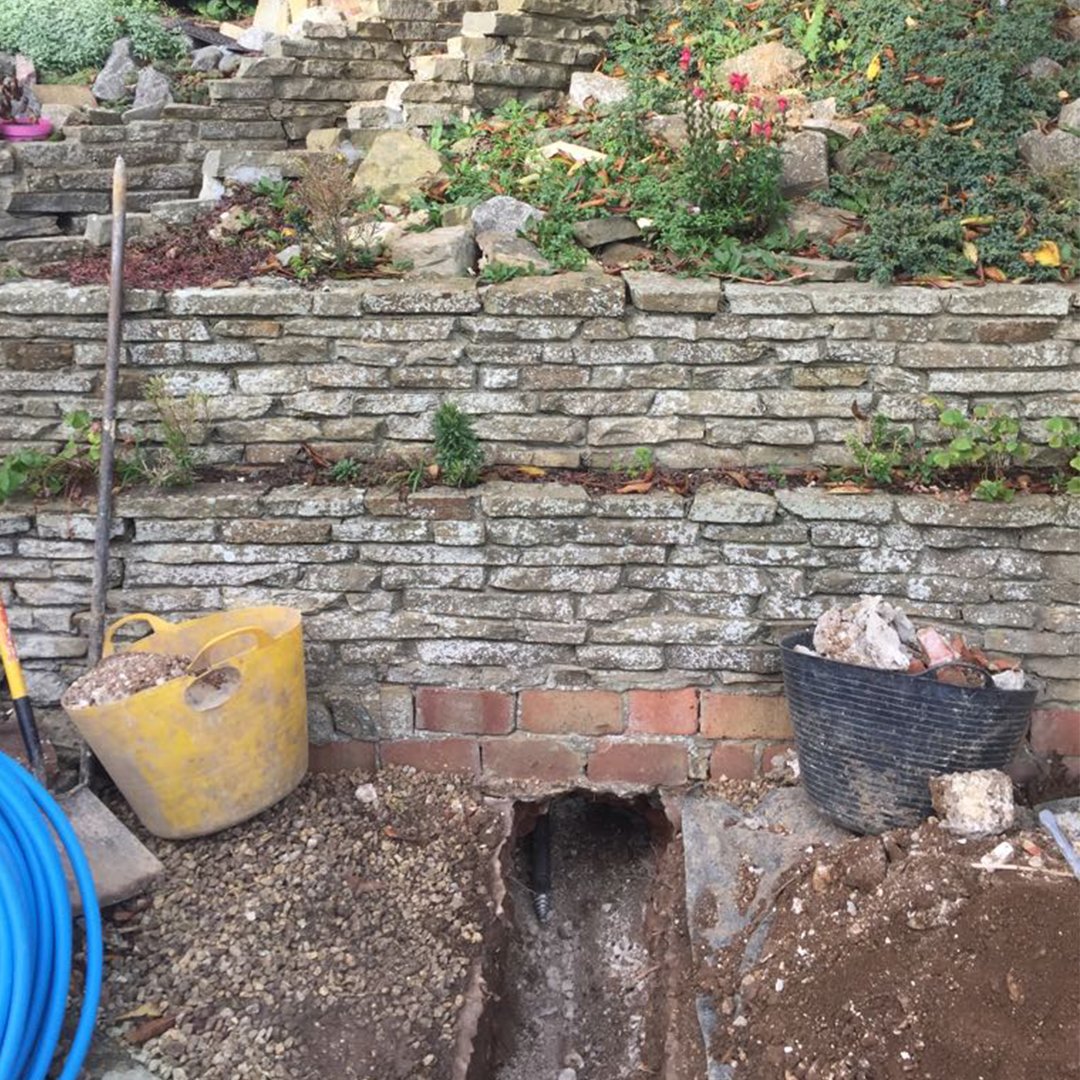 sussexwatermain's tweet photo. The new installation of a 25mm MDPE Water main down a steep banked garden... #watermains #sussex #waterinstallation https://t.co/kTvOGtzJfj