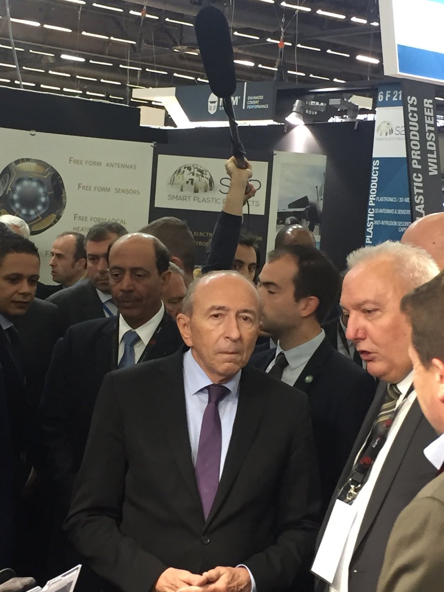 StephaneHamet's tweet photo. Visite de @gerardcollomb sur le stand @EDENcluster @EMD_Drone. @Pixiel_drone : Protéger ceux qui nous protègent. Le drone s’avère une solution pertinente et efficace ! https://t.co/00NLNTctDv