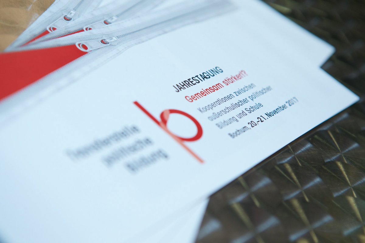 Transfer_pB's tweet photo. Wir freuen uns auf einen spannenden zweiten Tag mit #Thementischen, #Transferdialogen (next level), Improtheater und der Abschlussdiskussion. u.a. mit @AdBpolJuBildung @DVPB_NW @Transfer_pB #jtpb17 https://t.co/p3z2wvDJFU