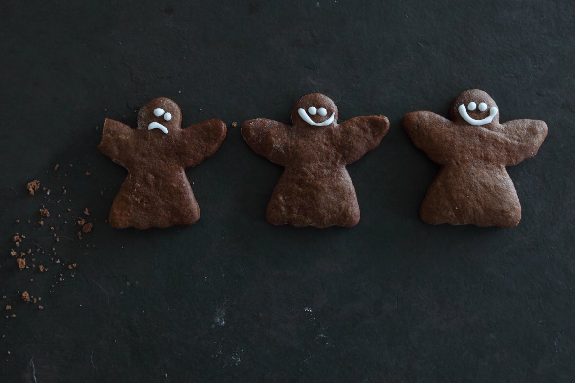 maeusli's tweet photo. What happens when i‘m #bored #atwork 
#dontplay with #food #cookies #thoughcookies #christmas #gingerbread #recipes https://t.co/falsbOQyTw
