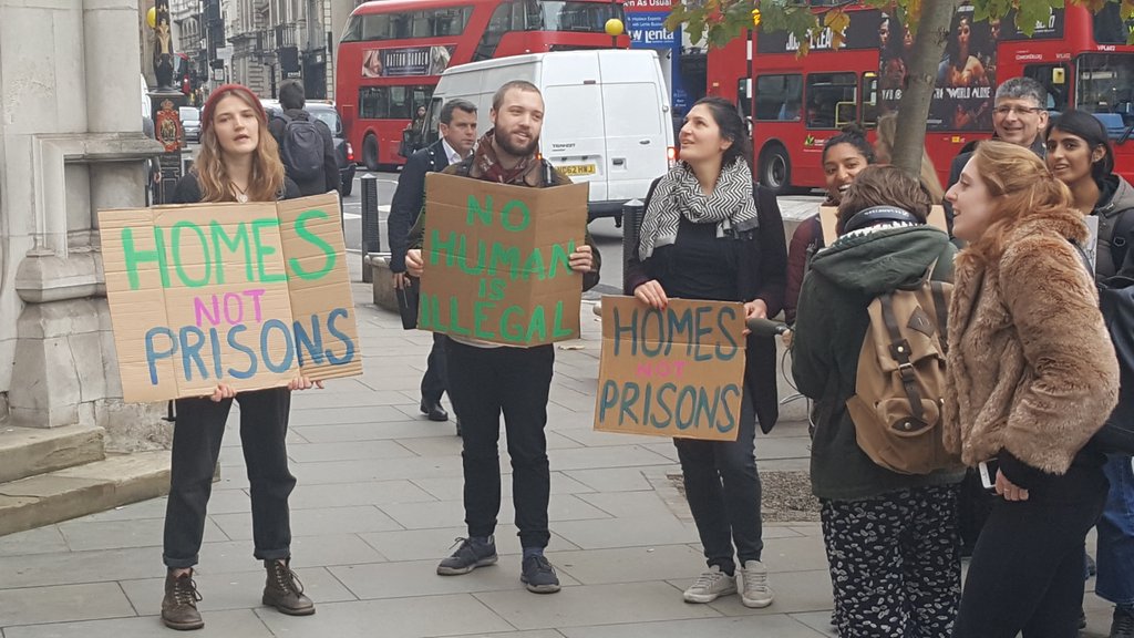 Right_to_Remain's tweet photo. 'Homelessness is not a crime!'
People make their voices heard outside of the High Court this morning
#homelessisnotacrime https://t.co/Px53643TH7