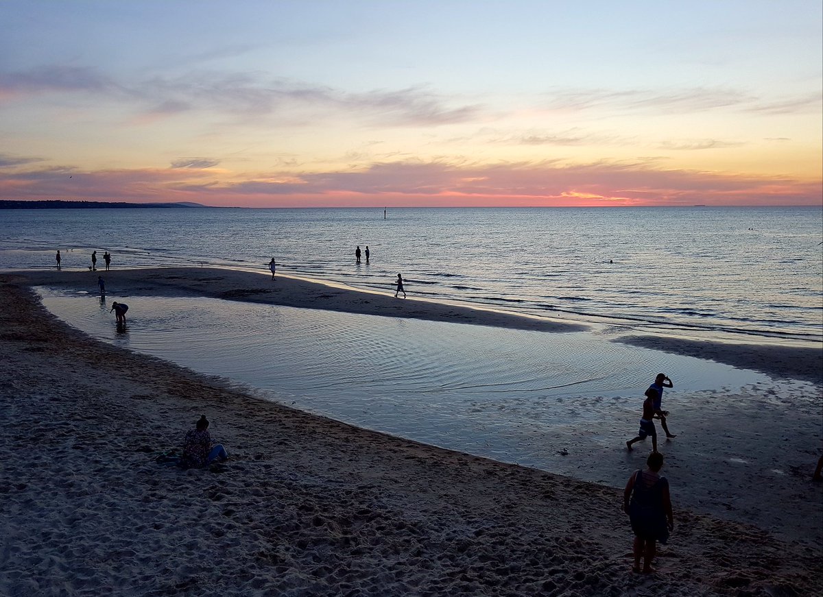 viewsfromabike's tweet photo. Pool by the sea. Warm nights, paradise. Sunset in the suburbs. #seaford #frankstoncity #rideatnight #viewsfromabike https://t.co/ggp48sVYZS