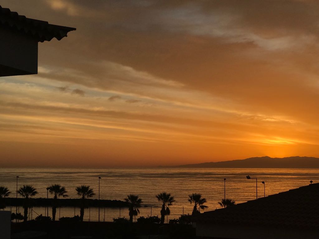 RosmenTarife's tweet photo. Desde el Puertito de Güímar, este de #Tenerife, nubosidad alta anaranjada durante el amanecer y #GranCanaria al fondo (parte). Mar en calma. 

¡Buenos días! https://t.co/RoR3zrrHO3