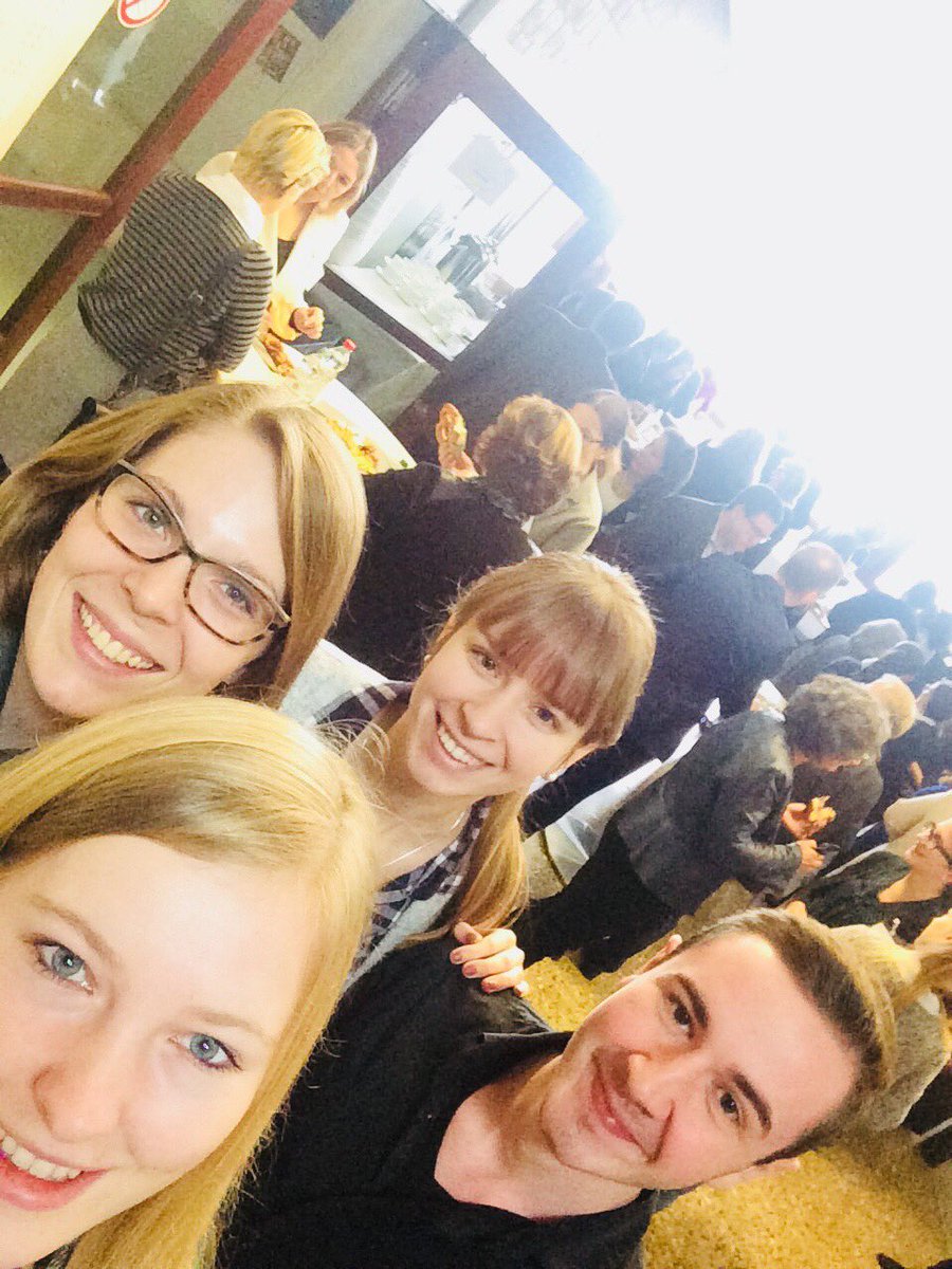 krosa1995's tweet photo. Zeit für Networking bei #businessmeetsscience #twitterteam #selfie https://t.co/bi4U5xZ9ah