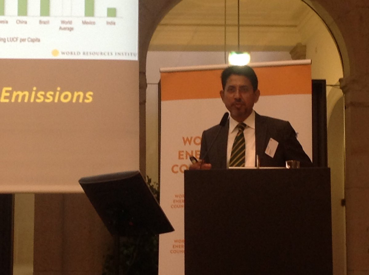 CFE_wec's tweet photo. Rajiv Ranjan Mishra (CLP, #Inde) La plupart des pays d'Asie ont compris qu'ils ne peuvent vivre comme les pays occidentaux, pas à cause de contraintes économiques mais de contraintes environnementales : pas assez d espace ni de ressources naturelles #EnergyDay2017 https://t.co/PL9eHC9RYO