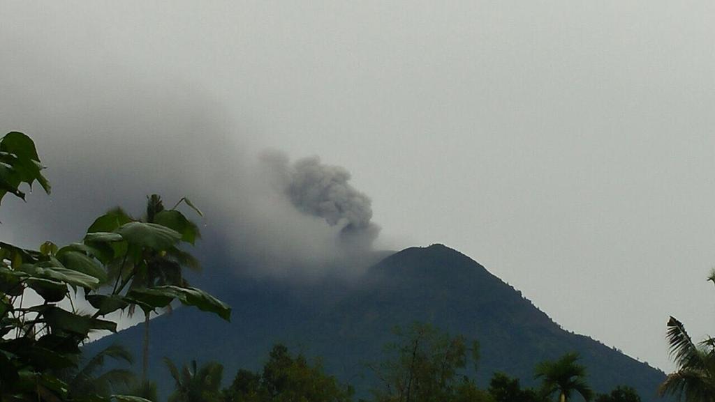 BNPB_Indonesia's tweet photo. Erupsi Freatik Gunung Agung sejak jam 17:02 WITA. #GunungAgung #GunungAgungSiaga https://t.co/0mtz7H3yX4