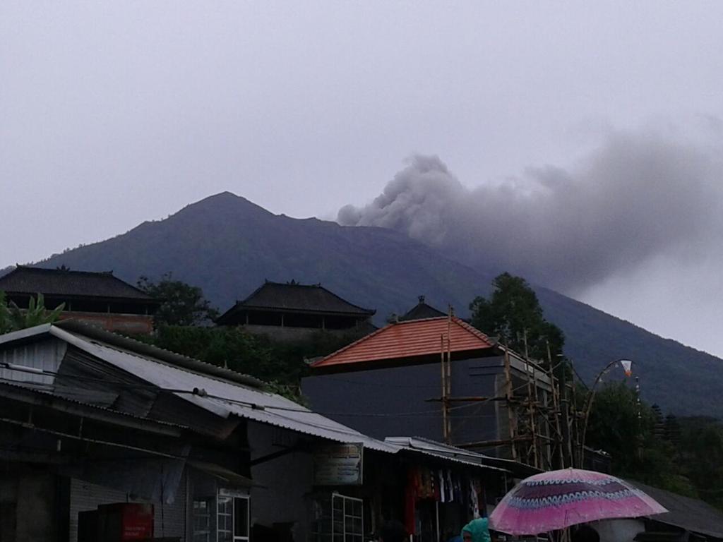 BNPB_Indonesia's tweet photo. Erupsi Freatik Gunung Agung sejak jam 17:02 WITA. #GunungAgung #GunungAgungSiaga https://t.co/0mtz7H3yX4