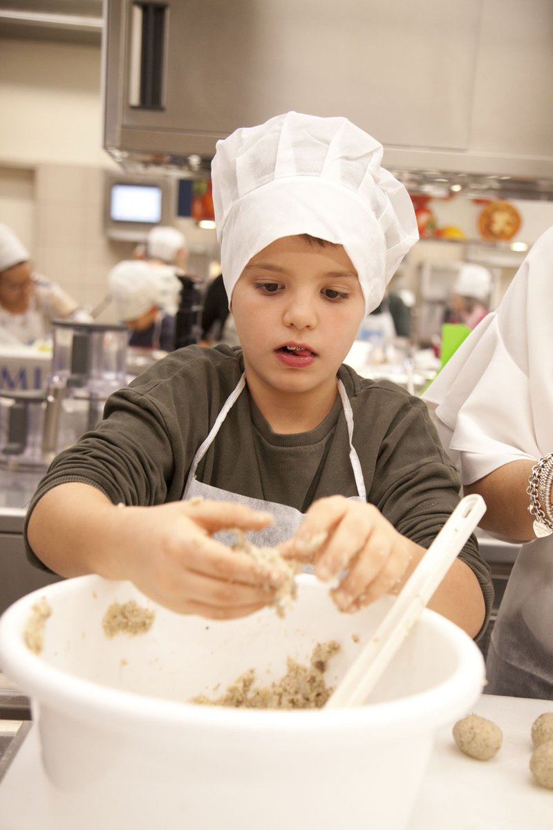 AcademiaBarilla's tweet photo. Mani in pasta per bambini e genitori in Academia Barilla! La scorsa settimana i nostri Chef hanno coinvolto i partecipanti, con la collaborazione di #Madegus - Maestri del Gusto, in una serata speciale inserita nel programma #Giocampus dedicato all’educazione alimentare. https://t.co/UO1MBWjSmx
