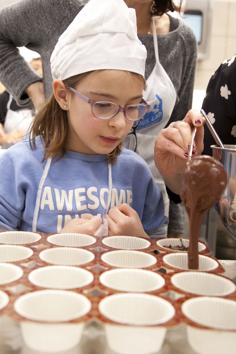 AcademiaBarilla's tweet photo. Mani in pasta per bambini e genitori in Academia Barilla! La scorsa settimana i nostri Chef hanno coinvolto i partecipanti, con la collaborazione di #Madegus - Maestri del Gusto, in una serata speciale inserita nel programma #Giocampus dedicato all’educazione alimentare. https://t.co/UO1MBWjSmx
