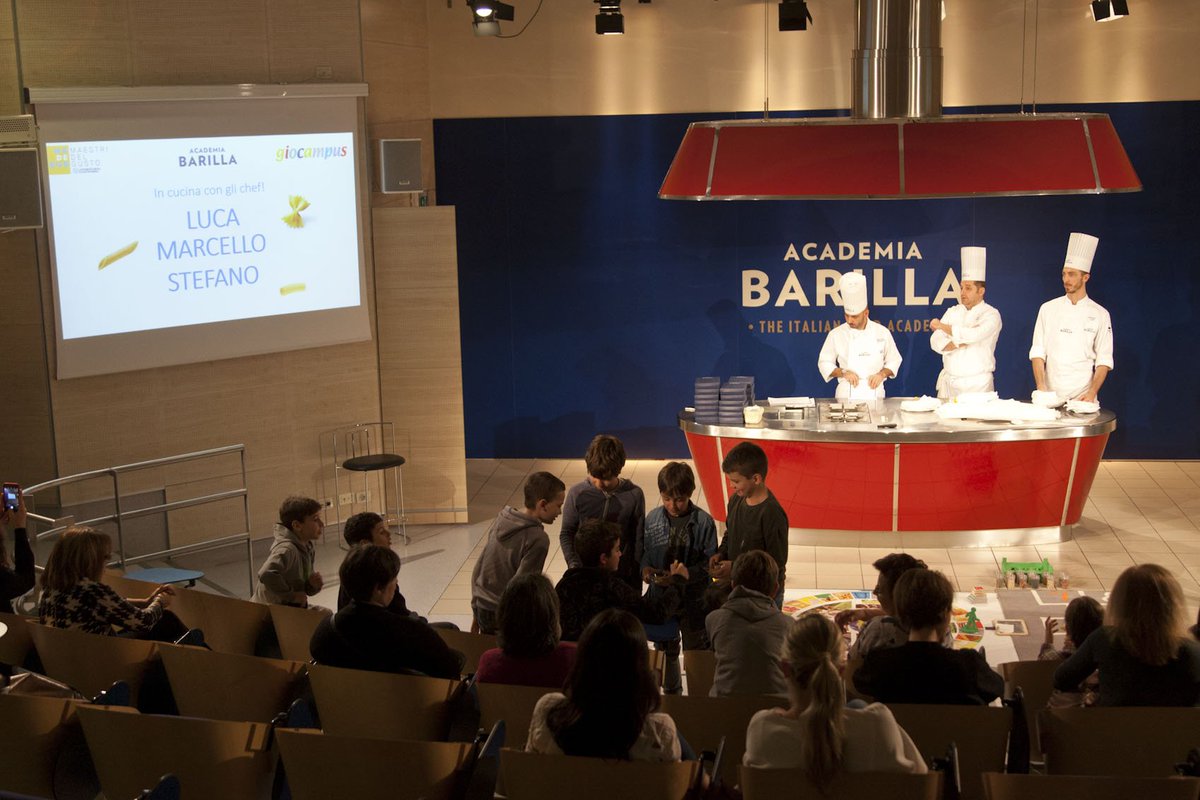 AcademiaBarilla's tweet photo. Mani in pasta per bambini e genitori in Academia Barilla! La scorsa settimana i nostri Chef hanno coinvolto i partecipanti, con la collaborazione di #Madegus - Maestri del Gusto, in una serata speciale inserita nel programma #Giocampus dedicato all’educazione alimentare. https://t.co/UO1MBWjSmx