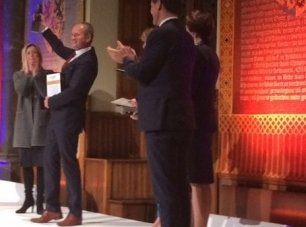 COAnl's tweet photo. Gerard Bakker: 'De Award is een waardering voor alle COA-medewerkers en voor onze samenwerkingspartners” #overheidsmanager2017
https://t.co/VvHF3Dnv1M https://t.co/ZvMrQSvtrb