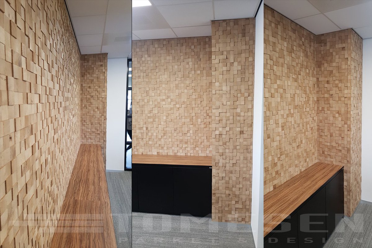Eiken #wandbekleding. Massief eiken blokjes van ca. 40 x 40 mm op een wand geplakt. Naast dat het erg #decoratief is heeft het hier nog een dubbele functie dat het ook nog eens #geluiddempend is.