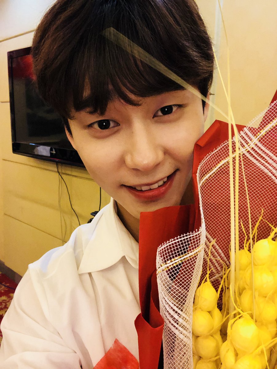 UNIQ_5's tweet photo. [#니꾸PD] 12월 1일 개봉! <이것이 운명이다> 영화 홍보중인 성주 :) 많이 응원해주세요💕 
#유니크 #성주 #UNIQ #이것이운명이다 https://t.co/WI39izgaeu