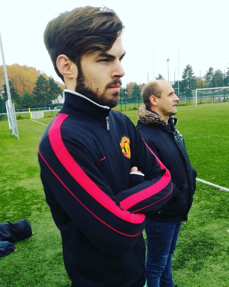 cll_fc's tweet photo. Quelle concentration avant de rentrer pour la belle défaite 👊👊😅! Le joueur ultime. La vista de Maxou. La veste d'aseng. Les épaules du Coach... heuu Non en faite que la veste dAseng... 😋 #cllfc #cllchampionsproject #vista #manchesterunited #sponsored #footloisir @RockMySofa https://t.co/jJtXWq2Hsx