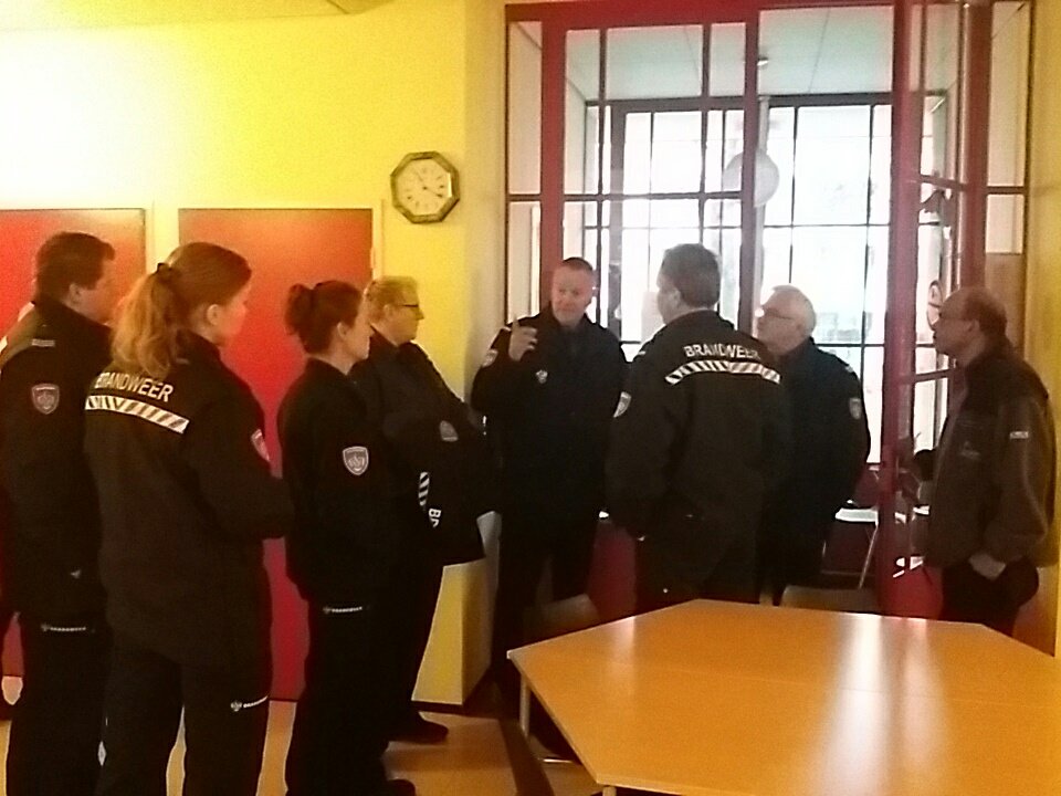Wijkbrandweer's tweet photo. Leuk programma tijdens de #dagvandewijkbrandweer . Dag staat met name in het teken van senioren en vervuiling. https://t.co/GrQqeh3Gjy
