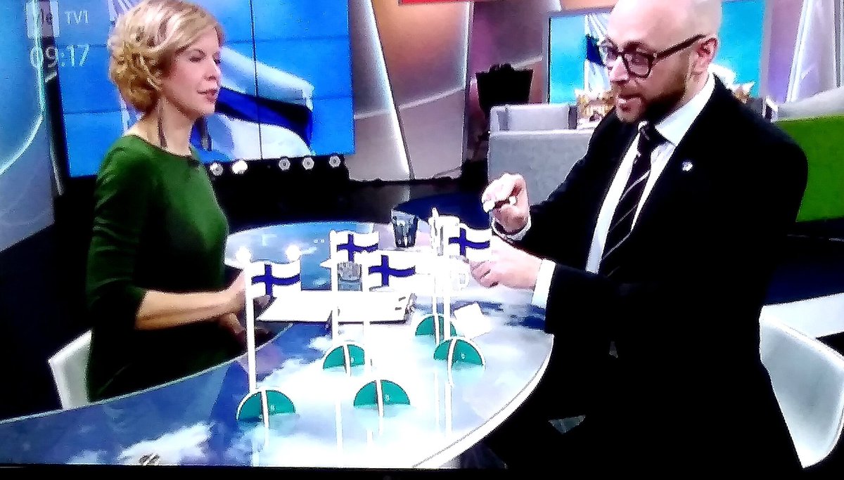 reima_kokkonen's tweet photo. Uutisissa sanotaan että lippua ei sovi jättää pimeään se pelkää sitä... lipun voi jättää kyllä yöksi jos sen valaisee kuten tässä esim.taskulampulla mutta hiacen parkkivalot ei kuulemma riitä...😂 #taskulamppu #pimeys #liputus #hiace #parkkivalot https://t.co/tKbtir78lp