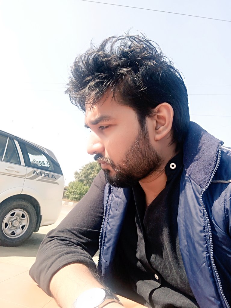 Digvijay240294's tweet photo. Got to be Good Looking cause he is so hard to see....#cometogether #sunkissed #NovemberWinter #Candid #Roadtrip https://t.co/NweVNPdSyX