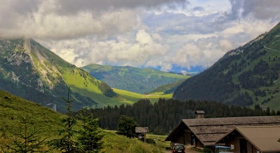 lifefrance's tweet photo. The day I discovered, and tasted, a little bit of cheese heaven in the mountains of Thones, Haute Savoie: https://t.co/onkih8RqnF https://t.co/VKiWlOv52w