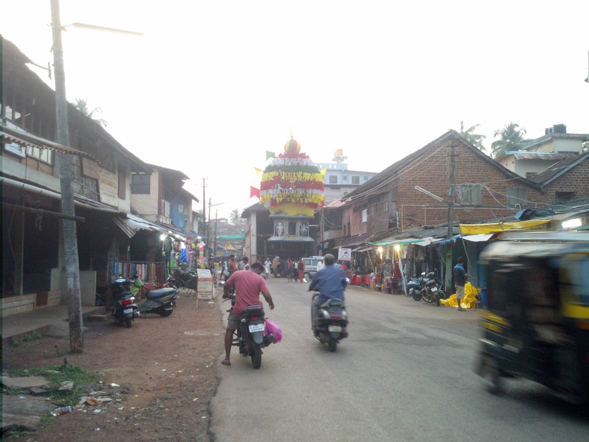 hackbeach's tweet photo. Look how beautiful this little town #gokarna is. Come and check it out yourself during #hackbeach! Dont forget to sign-up on hackbeach.in :) https://t.co/hn7SveUk3A