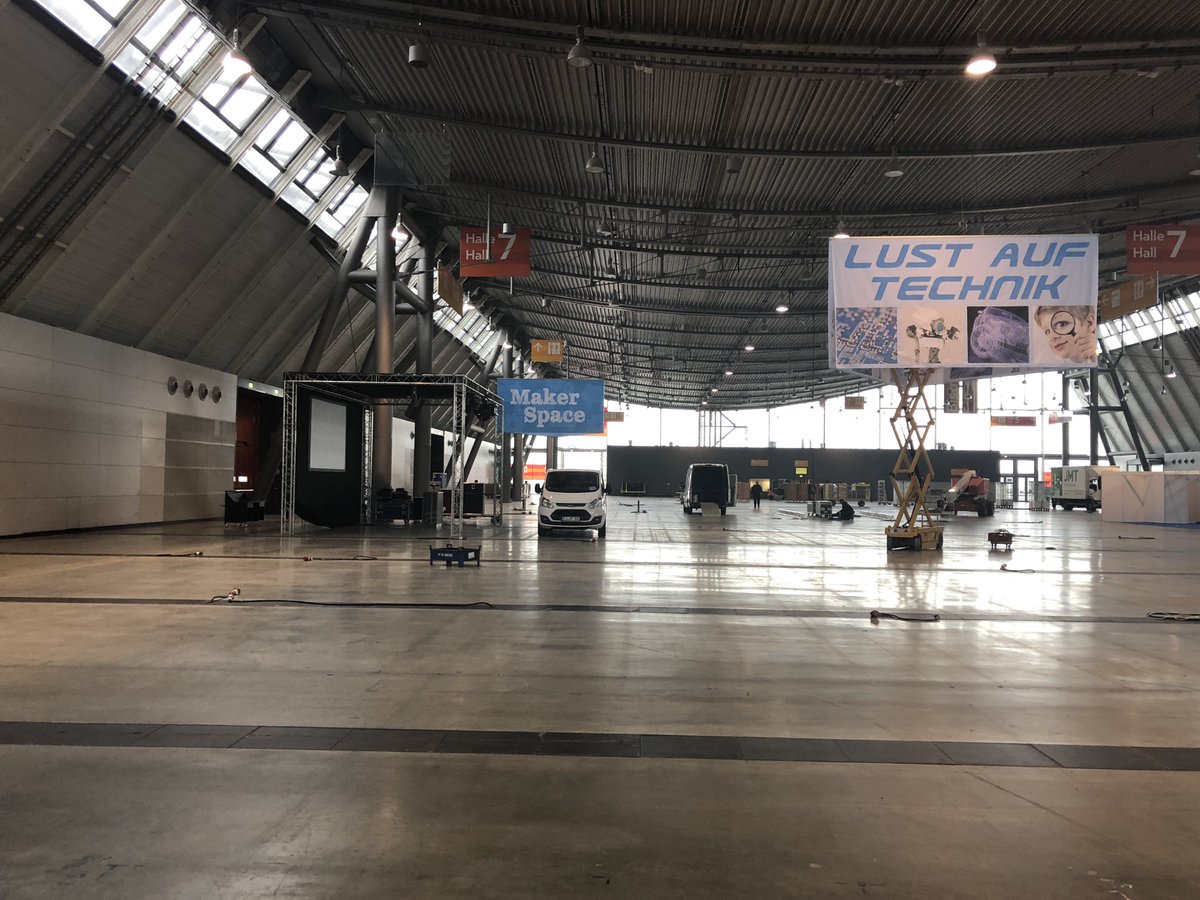 Messe_Stuttgart's tweet photo. Dort wo man am Wochenende noch über Schmuckstücke gestolpert ist, wird schon die nächste Messe aufgebaut - die #modelltechnik17! 😎👍🏼 #MesseStuttgart https://t.co/eJdHbz03tN