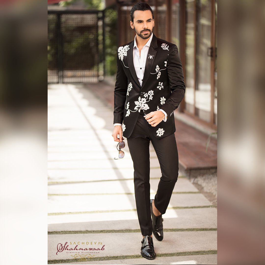 sshahnawaab's tweet image. A bold black princely #suit, embroidered in floral pattern for that #party look, is beyond comparison when it&apos;s a perfect #fit. The Prince within you does not need any introduction, #wear your #traditions &amp;amp; they will know who you are. #Sshahnawaab #craftingprincehood #mensfashion