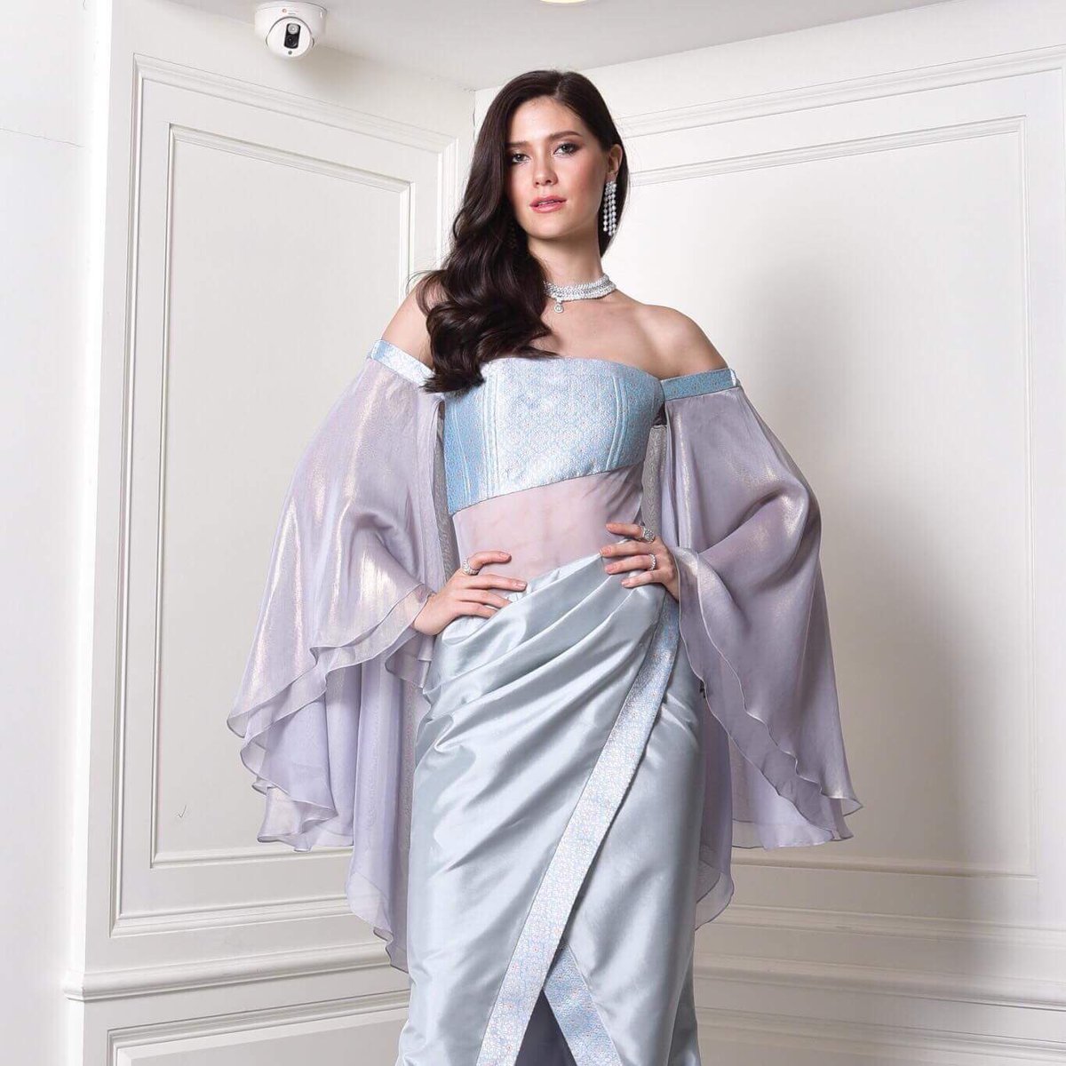 ThaiUniverse's tweet image. งามเอยงาม ยามพิศ วิจิตรศิลป์
ผิวนวลนิล เนียนกระจ่าง อย่างเหมาะสม
พักตร์นวลนาง ช่างเย้ายวน น่าชวนชม
เกล้ามวยผม คอระหง ตั้งตรงงาม
#MissUniverse #Thailand