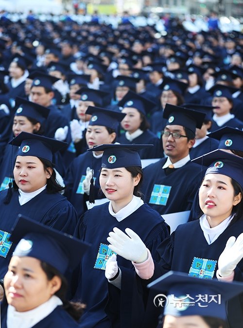 하나님의 말씀으로 낳은 하나님의 자녀들

서울야고보, 마태지파!! 3059명 수료하다!!

bit.ly/2zm7k3n

#하나님의_자녀 #첫열매 #말씀으로_인_맞은자 #수료식 #마태 #서울야고보