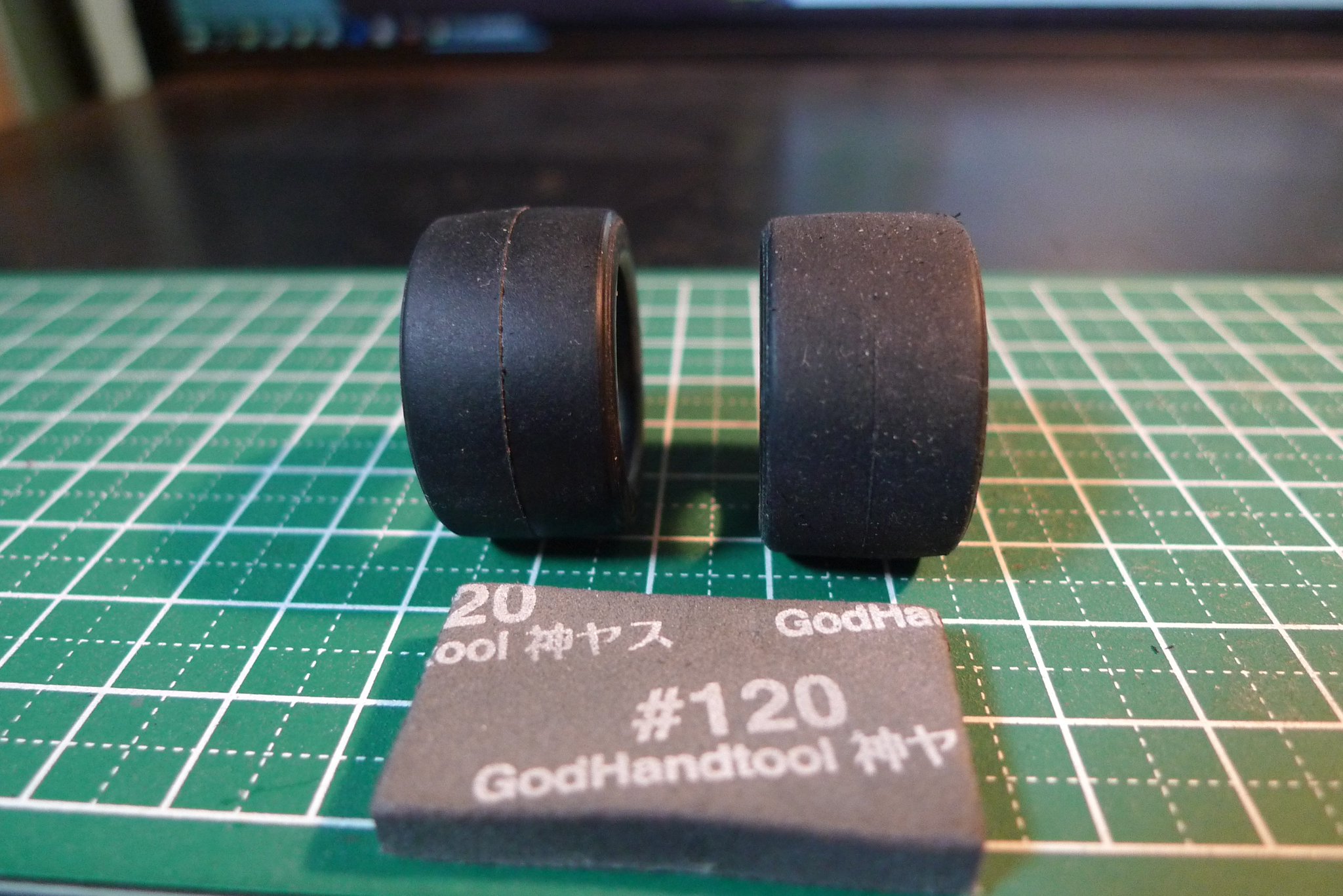 かみーさん En Twitter 最近 カーモデル作るときのタイヤのバリ取りは試供品でもらったゴッドハンドの神ヤスの1番 皮むきが終わったタイヤっぽい感じがすごくいい プラモデル ゴッドハンド 神ヤス