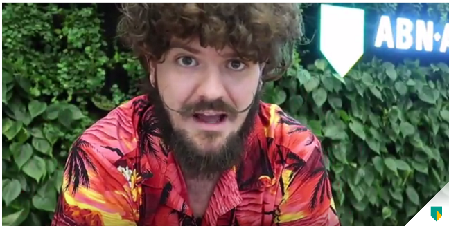 ABNAMRO's tweet image. Deze vreemde vogel is onze ‘Baard in de Bank.’ Twee keer per maand vlogt hij over de bankzaken die hem verwonderen. Abonneer je hier: abn.com/2zX4hf3