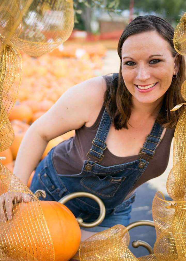 ElizabethRobis6's tweet photo. Some pics from my pumpkin patch shoot. Happy fall everybody!! #thanksgivingweek #fallcolors #photoshoot #feelingfestive #Sagredophotography https://t.co/FavIKh1fF2