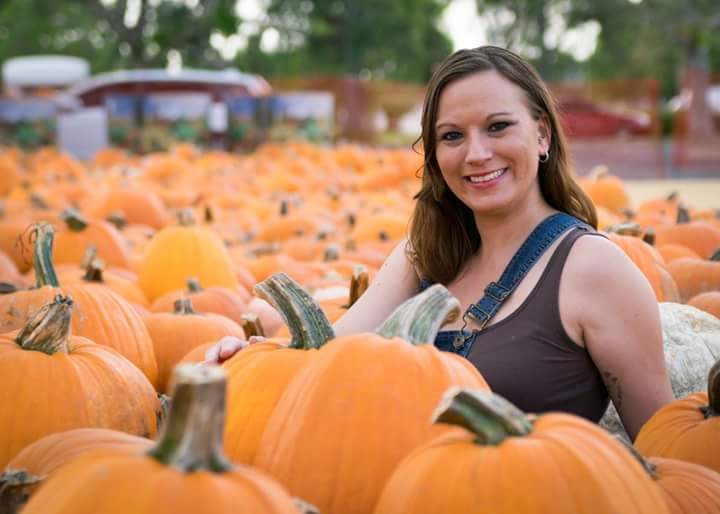 ElizabethRobis6's tweet photo. Some pics from my pumpkin patch shoot. Happy fall everybody!! #thanksgivingweek #fallcolors #photoshoot #feelingfestive #Sagredophotography https://t.co/FavIKh1fF2