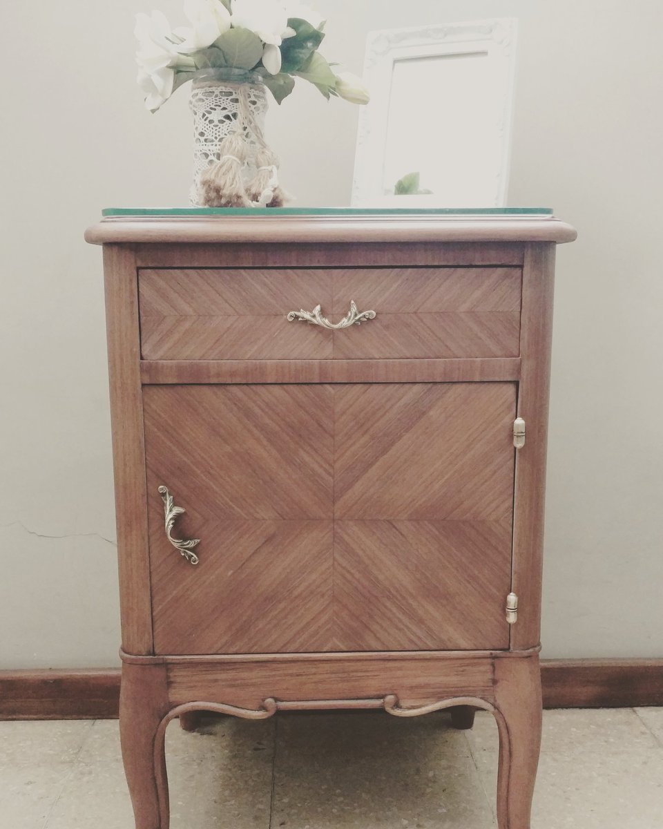 EnelPatiodeCasa's tweet photo. Mesita terminada😀
Con vidrio y herrajes originales.
#deco #decoracion #mobiliario #furniture #mesadeluz #medadenoche #mesita #vintage #vintagestyle #mueblesrecuperados #reciclar  #trabajoencasa #enelpatiodecasa #olivos https://t.co/IIK3CjSYXz