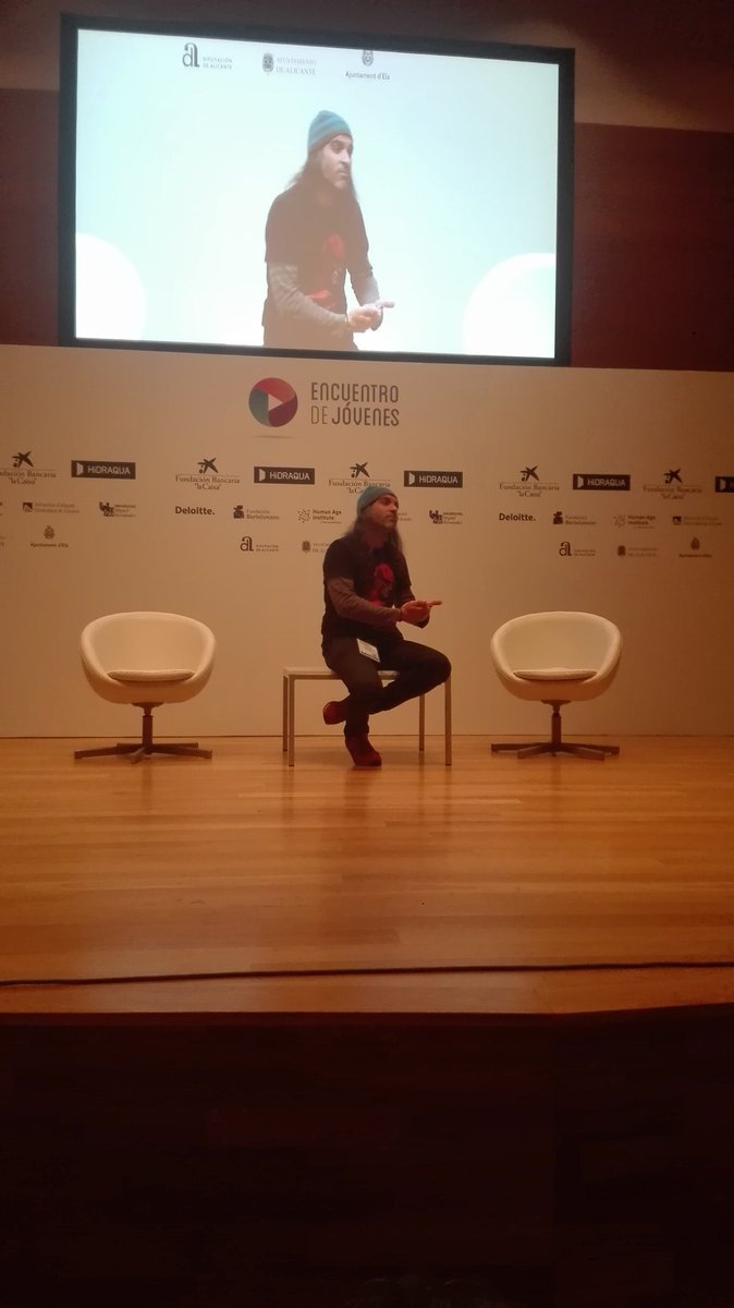 Strvidal's tweet photo. Chema Alonso "sueña pero con los ojos muy abiertos" #cedejovenes #artsgràfiques #iescarrus https://t.co/2klGWnY4lu