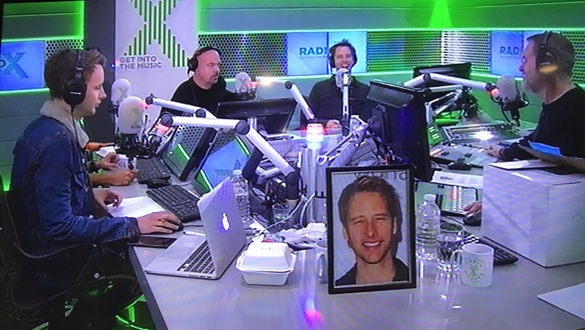 worthingpanto's tweet photo. Snow White's Prince, Mr Chesney Hawkes joined Chris Moyles this morning and the breakfast team on Radio X. Now it's off to Loose Women to chat all things panto! Catch Chesney live this lunchtime on ITV! #PantoTakeover https://t.co/OzQndaQZxE
