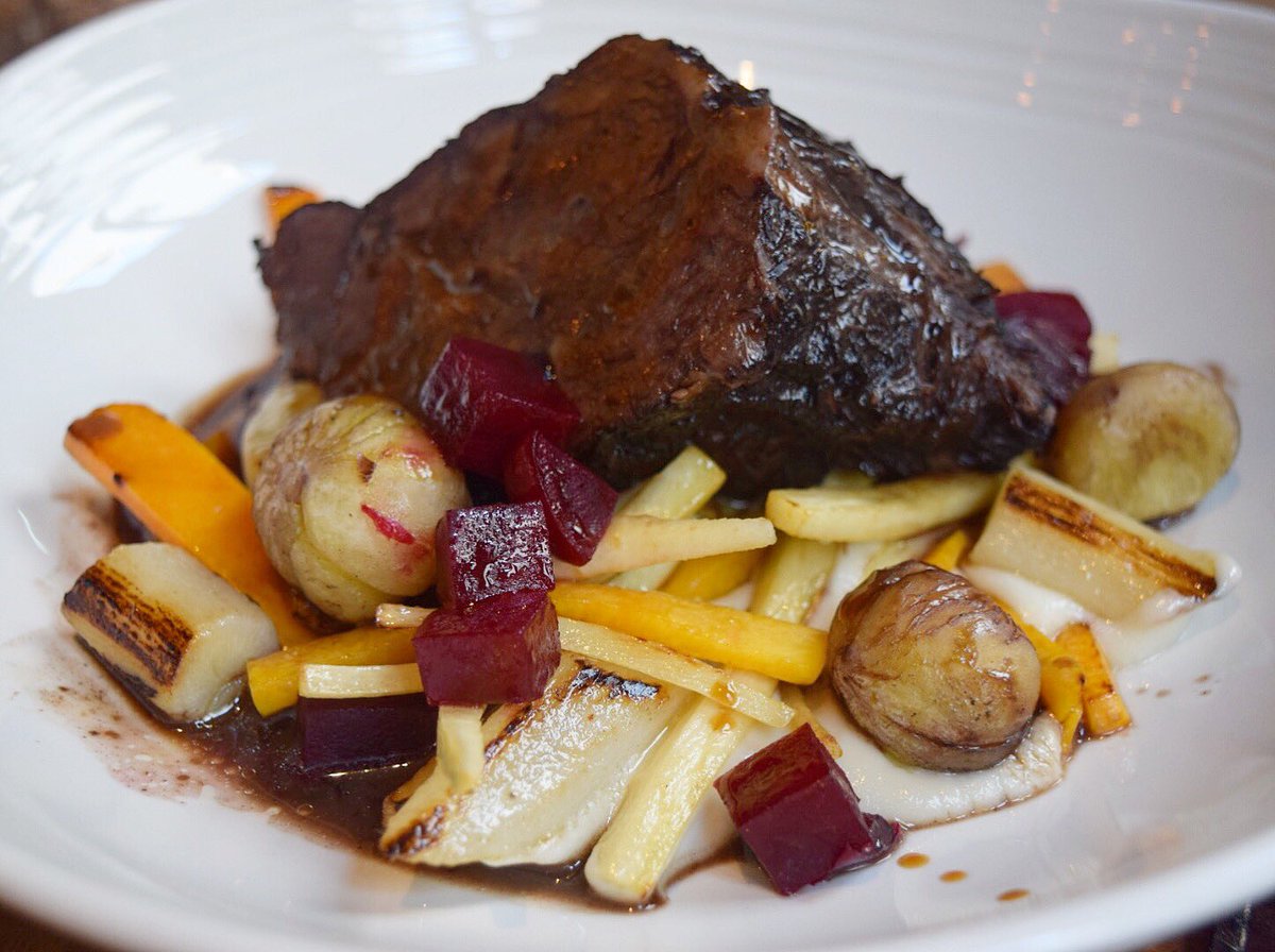 {Gyozas gaditanas con velouté de ibéricos y migas 10€/5ud.}
{Bombones de cabrales, chocolate blanco y manzana 7,50€/5ud.}
{Pescado de mercado con crema de pistacho y vainas verdes 18,50€}
{Carrillera de ternera con castañas y raíces de otoño 15€}
En El Gallinero de Sandra