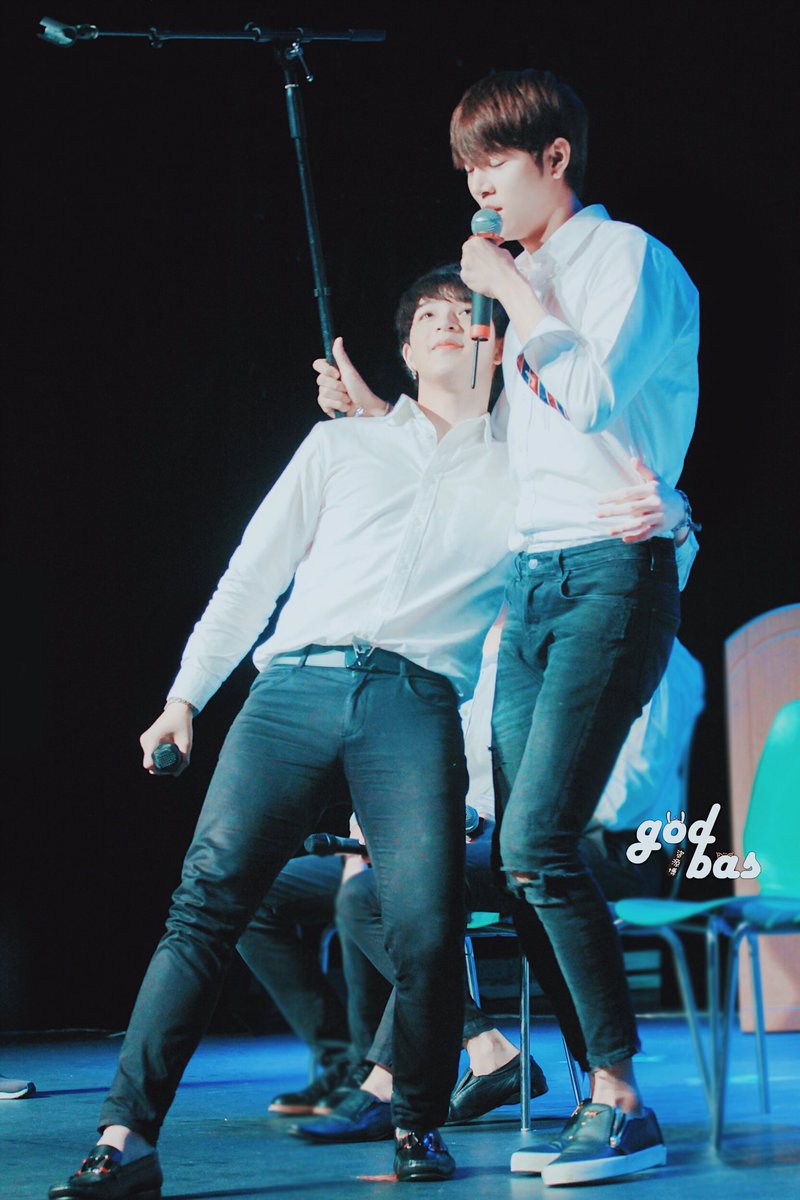 GodBas_ZYB's tweet photo. 171021 Korea FM

@gxxod4 @basjtr 
Reappearance of Drama Scene - Sharing umbrella 
情景再现 - 分享雨伞

#ก็อตบาส 
#ก็อตอิทธิพัทธ์ 
#บาสเด็กอ้วนที่แท้จริง https://t.co/5aXQtN6wPw
