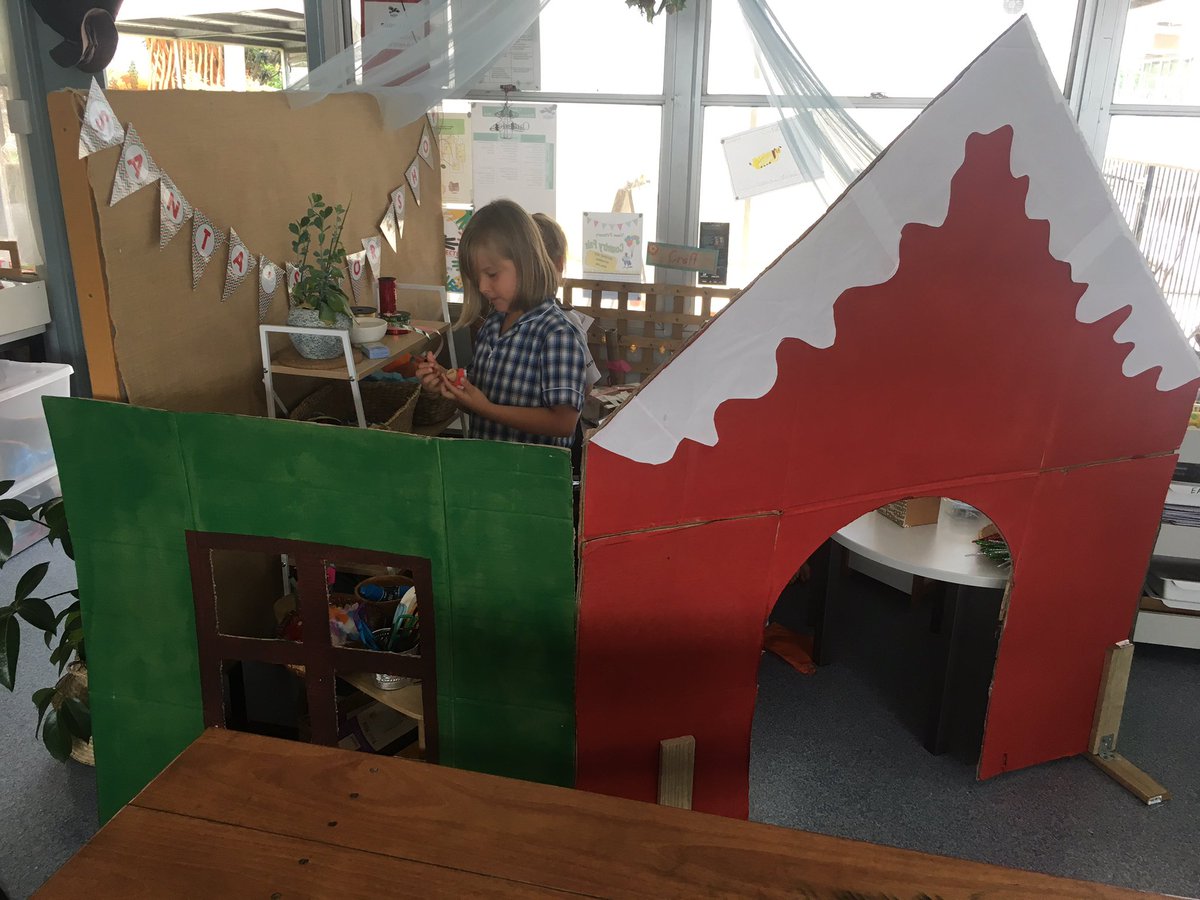renaejhansen's tweet photo. Our new areas busy in action yesterday. Elves in the workshop and lots of letters being posted to Santa! @vasseps #walkerlearning https://t.co/y5x8FHFYyu