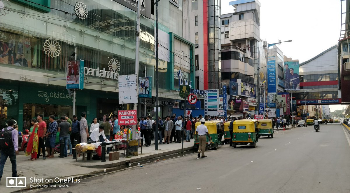Vikas_AGL's tweet photo. #OnePlusPopup in full swing at #OnePlusExpStore. @OnePlus_IN fans never cease to amaze us! https://t.co/OHWo0wK7Ws